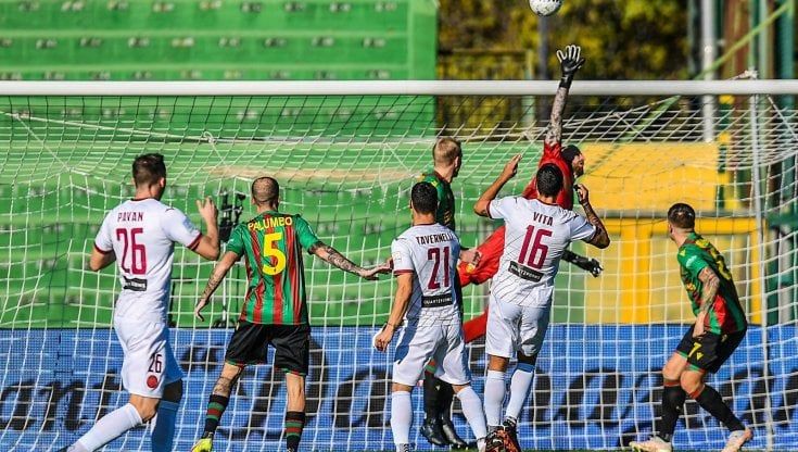 Serie B: il Lecce frena a Frosinone, il Brescia vince a Vicenza e allunga in vetta