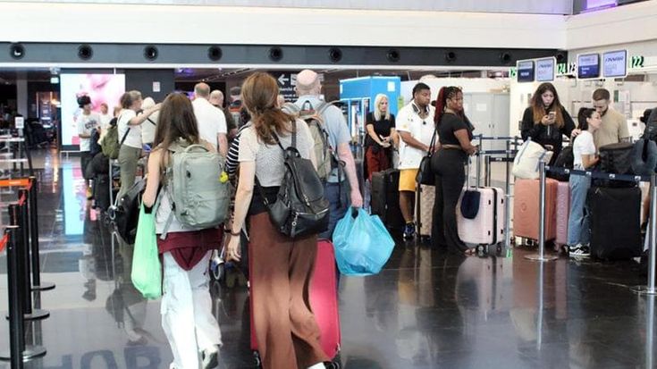 Fiumicino, decine di voli cancellati. Si attende il rientro degli italiani dal Medio Oriente