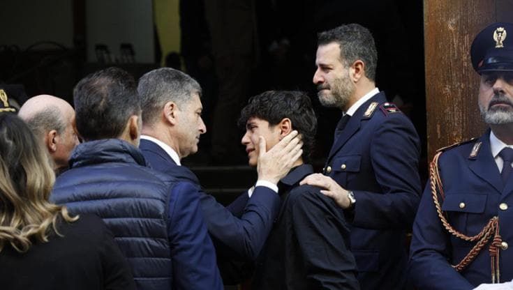 Napoli, funerali poliziotto: abbraccio Pisani e Piantedosi al figlio. La vedova: “Orgogliosa di lui”