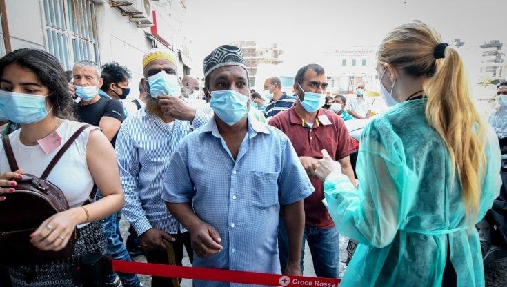 Napoli, 150 clochard e stranieri vaccinati al Carmine: l'Asl 1 e la Croce rossa in campo per gli invisibili