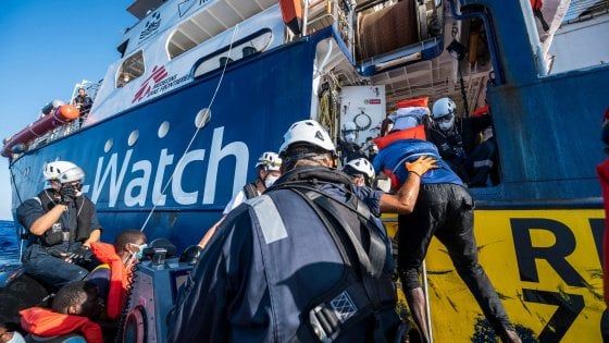 Verso Palermo i 353 migranti della Sea Watch, Salvini: "Se sbarcano denuncio il Governo"