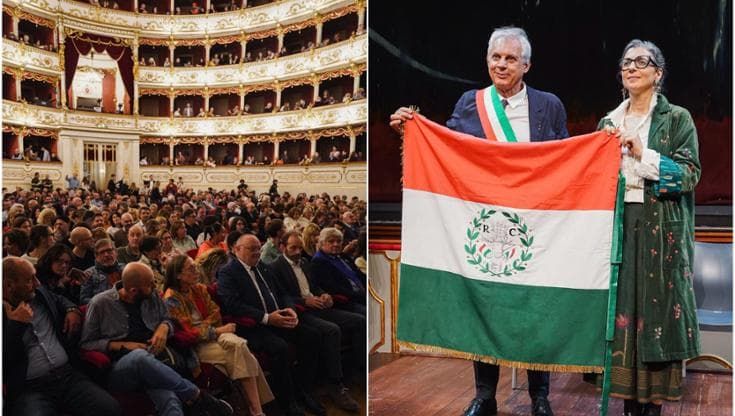Fischi al sindaco di Reggio Emilia che premia in teatro Albanese citando gli ostaggi israeliani