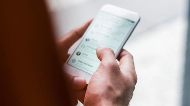 Mostra in fabbrica le chat tra la moglie e l’amante: a processo per violazione della privacy