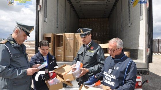 Brindisi, carico di scarpe da ginnastica contraffatte da 1 milione e 800mila euro: maxi sequestro al porto