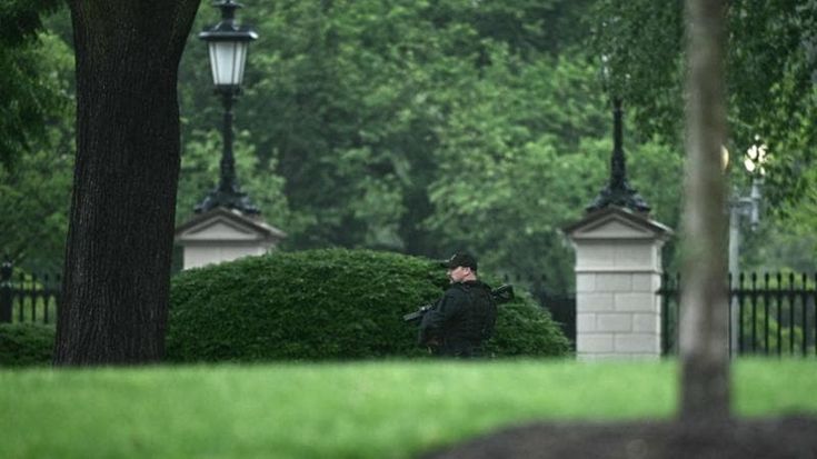 Spari fuori dalla Casa Bianca. Morto l’attentatore, 21 anni. “Si credeva Gesù, sui social scriveva vorrei far male a Trump”