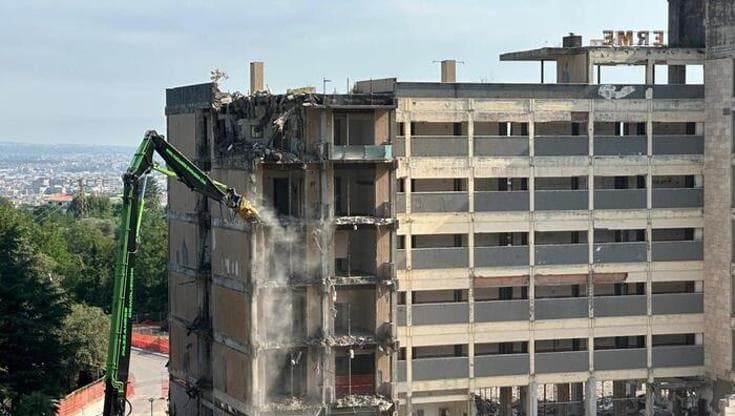 Castellammare, ripreso abbattimento delle Terme di Stabia. Fico: "Svolta, nuovo ospedale strategico”