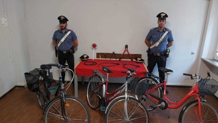 Tre bici rubate nel cortile del Maggiore. I mezzi custoditi dai carabineri in attesa dei proprietari 