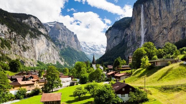 Svizzera, lotta all’overtourism. Lucerna verso stop a nuovi hotel. Oberland Bernese allo stremo