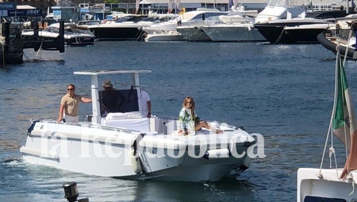 Jennifer Lopez e Ben Affleck, blitz e baci appassionati a Mergellina: il saluto sul molo di Napoli