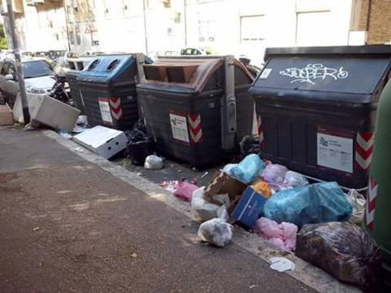 Emergenza rifiuti a Roma, le foto dei lettori/4