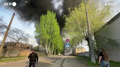 Raid su Zaporizhzhia, morti e feriti: i soccorsi tra macerie e nubi di fumo