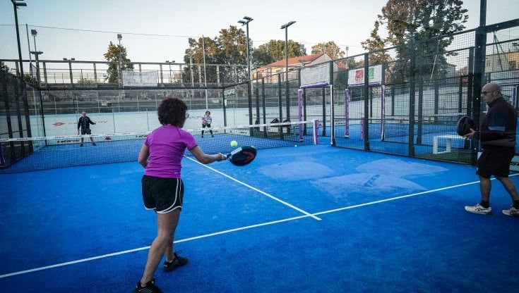 Padel tutto esaurito: in Piemonte campi quadruplicati. Ora i “racchettoni” insidiano il tennis