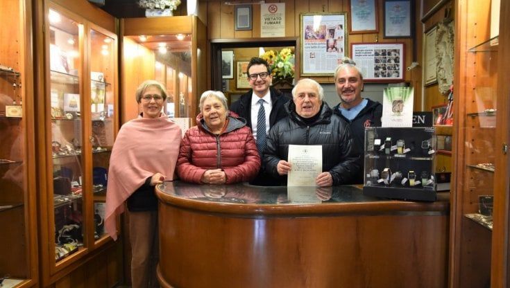 Il Comune festeggia l'oreficeria orologeria Ferrari, bottega storica in p.le Corridoni