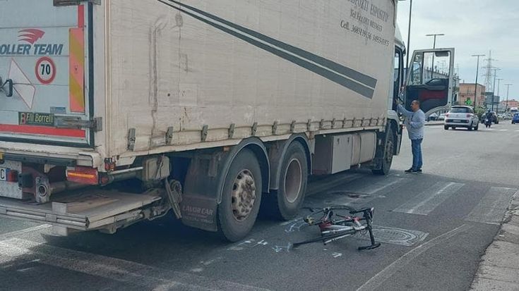 Napoli, anziano in bici da corsa muore investito da un camion. L'autista si è fermato. Il ricordo degli amici cicloamatori