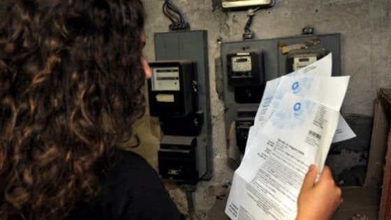"Ruba" l'identità dell'ex fidanzata e le intesta la bolletta della luce: denunciato a Reggio Emilia