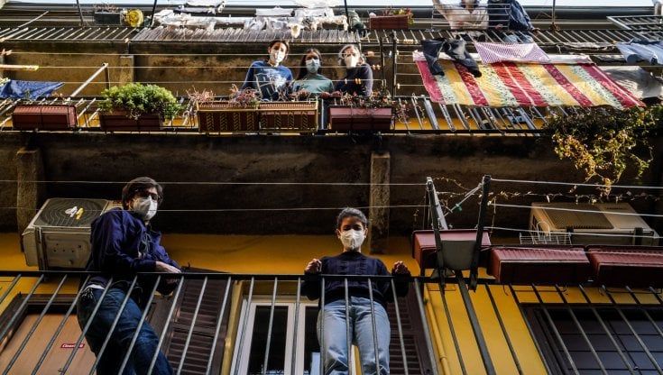 Tamponi e spesa online: il presente di Milano è un palazzo in quarantena