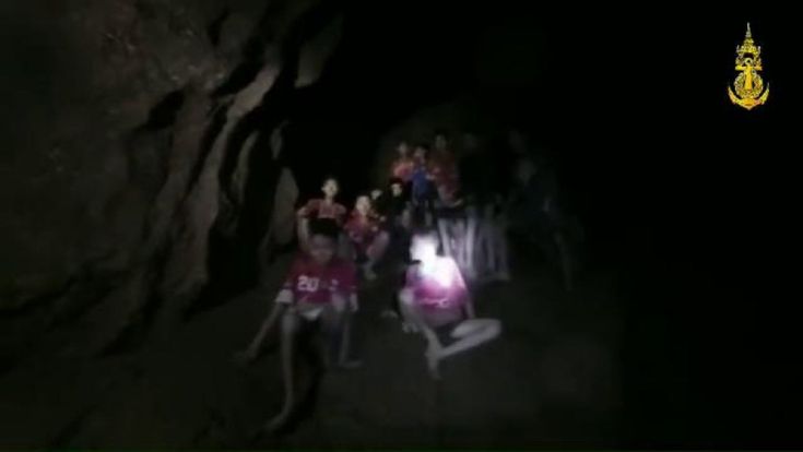 ‘Li abbiamo trovati, sono salvi’. In Thailandia il miracolo dei ragazzi nella grotta