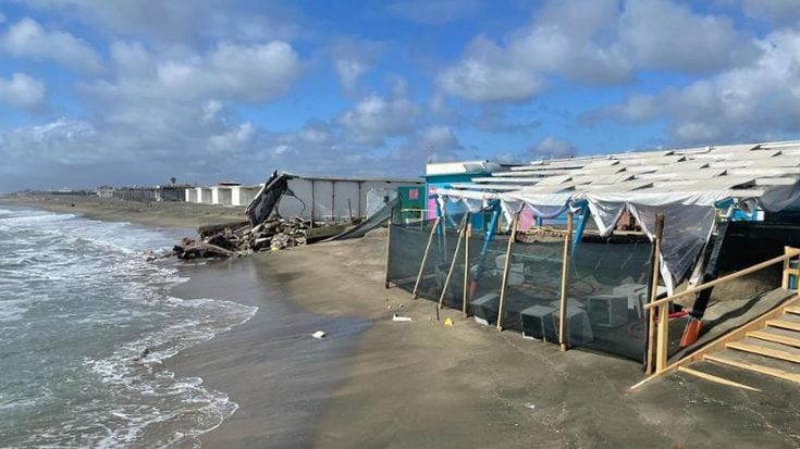 Mareggiata a Fregene, travolti gli stabilimenti: “Stato di emergenza”