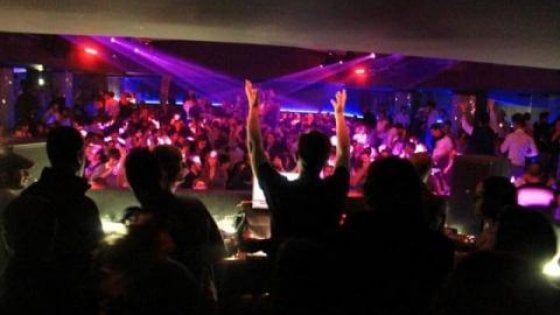 Torino, fiamme nella notte dietro la discoteca Chalet al Valentino