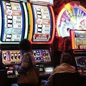 Roma, ruba 1,4 milioni di euro per giocare alle slot: arrestato funzionario ministero Salute