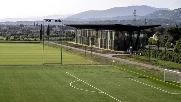 Blitz di tifosi al Viola Park: lancio di petardi nella notte contro il centro sportivo