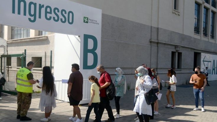 Coronavirus in Lombardia, il bollettino di oggi 10 agosto: 525 nuovi contagi. E la Regione apre la corsia dedicata alle vaccinazioni degli studenti universitari