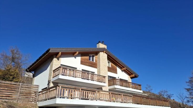 La misteriosa scalata dei Moretti: dai guai in Corsica ai locali vip