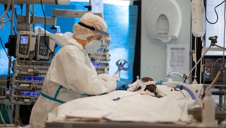 Coronavirus, cresce la pressione sugli ospedali: terapie intensive verso quota 200 ricoverati, 40 in più nei reparti Covid