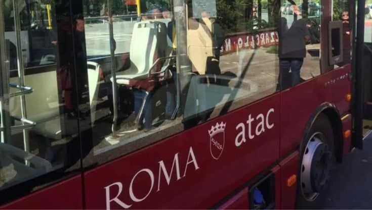 Taglia la strada al bus, aggredisce l'autista e provoca un incidente: "Mi aveva bucato il pallone"
