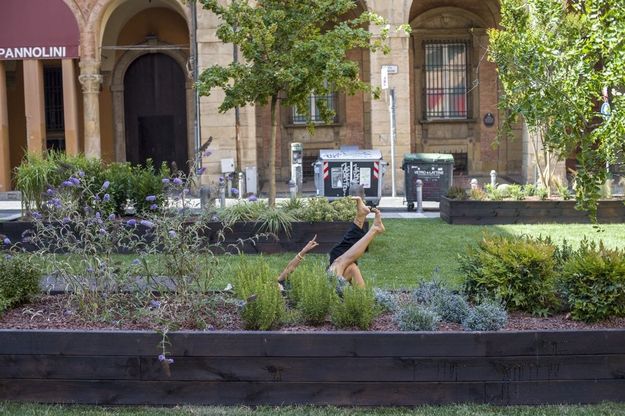 A piedi nudi nel prato. In piazza Rossini