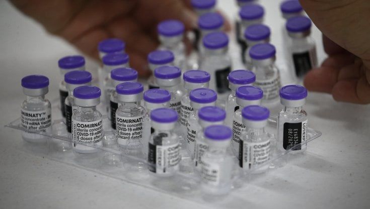 Vaccino Pfizer, ok Ema a conservazione temperatura frigorifero fino a un mese