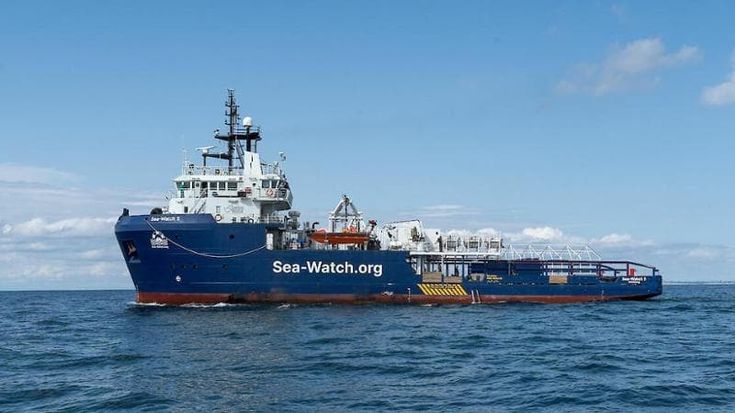 Sea Watch multata dal Viminale: “Noi non collaboriamo con i criminali. Lo fa il governo italiano”
