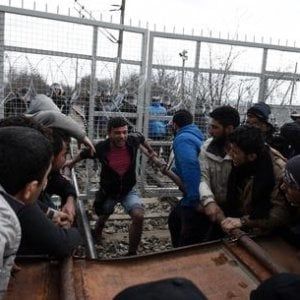 Grecia, a rischio la vita di migliaia di migranti intrappolati 
