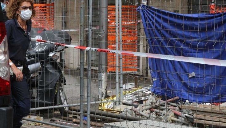 Incidenti sul lavoro: a Genova operaio precipita da un ponteggio e muore. Ha ceduto una tavola di legno. I sindacati: "Ora basta, domani sciopero degli edili di 8 ore"