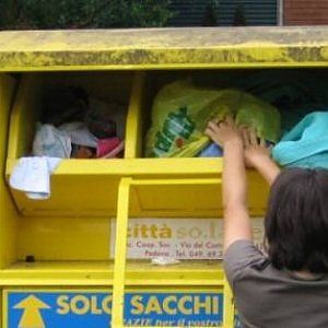 Ama, truffa dei vestiti ai poveri: via i cassonetti gialli da Roma