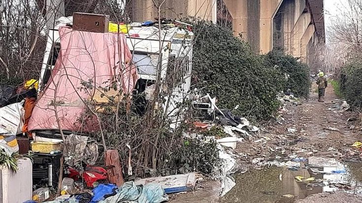 La rivolta dell’Isolotto: “Intervenite all’Indiano per discarica e baracche”