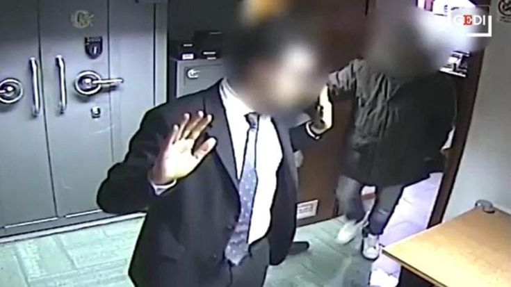 Rapinatori perdono un cappellino durante il colpo in banca, arrestati dalla polizia dopo 10 mesi