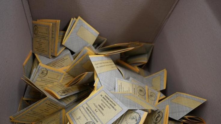 La democrazia del malumore: trent’anni di crollo dell’affluenza tra seggi deserti e quorum mancati