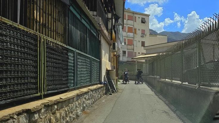 Falsomiele dopo l’assalto ai poliziotti: “Quartiere ostaggio dei pusher, siamo stati abbandonati”