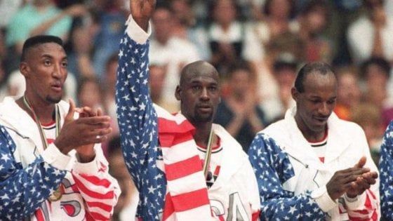 Basket, Magic Johnson sceglie Jordan: "LeBron James un talento ma è Michael il più grande di sempre"