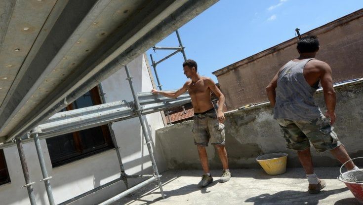 "Nei cantieri si muore di caldo, regole non rispettate", il reportage della Cgil