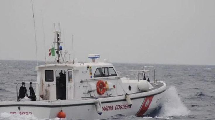Mare in burrasca, affonda un peschereccio: morti padre e figlio