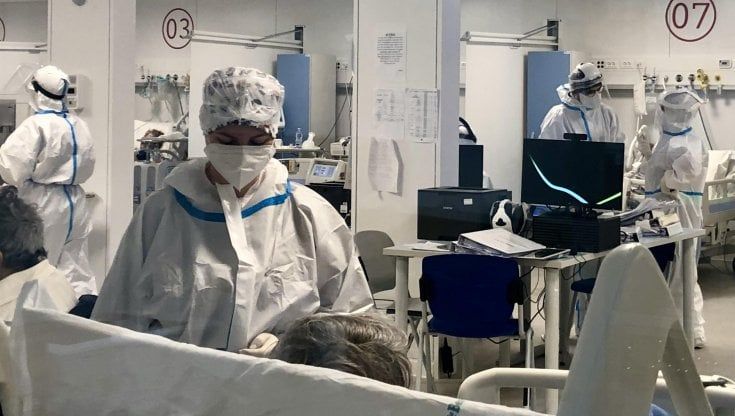 Covid, contagi in netta discesa in Er. Giù anche i ricoveri ma altri 32 decessi 