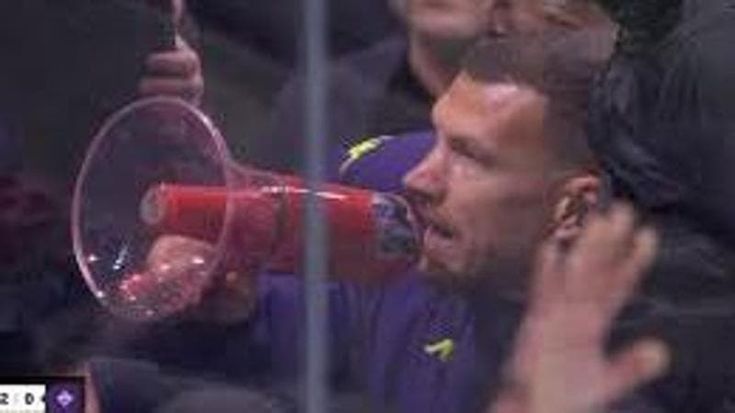 Dzeko con il megafono sotto la curva dei tifosi della Fiorentina: il club rischia una multa