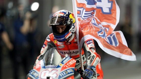 MotoGp, Qatar: Dovizioso da impazzire, vince in volata davanti a Marquez. Rossi è terzo