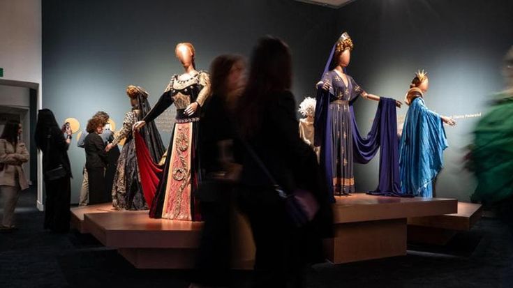 Regine in scena a Venaria con 31 abiti d’autore tra cinema e teatro