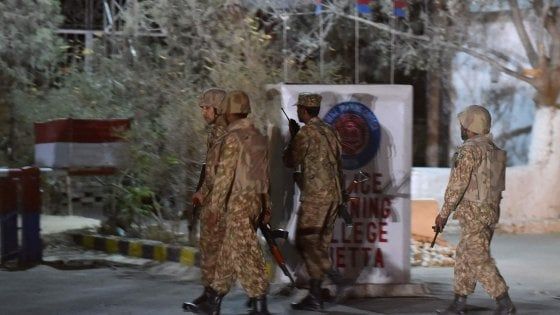 Pakistan, assalto a scuola di polizia: oltre 59 vittime. L'Isis rivendica