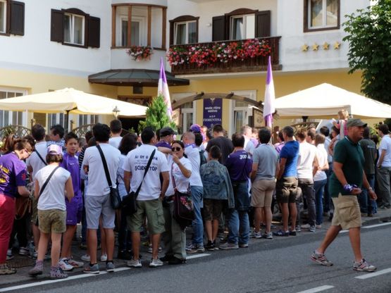 Moena tutta vestita di viola