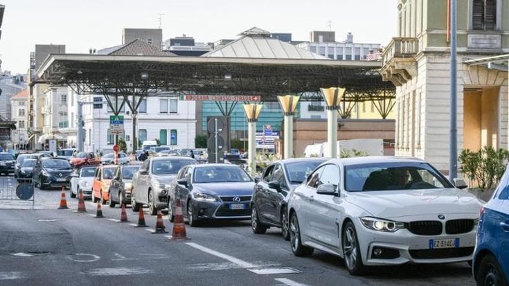 Ticino, benzina in crisi al confine. Con il taglio delle accise conviene farla in Italia