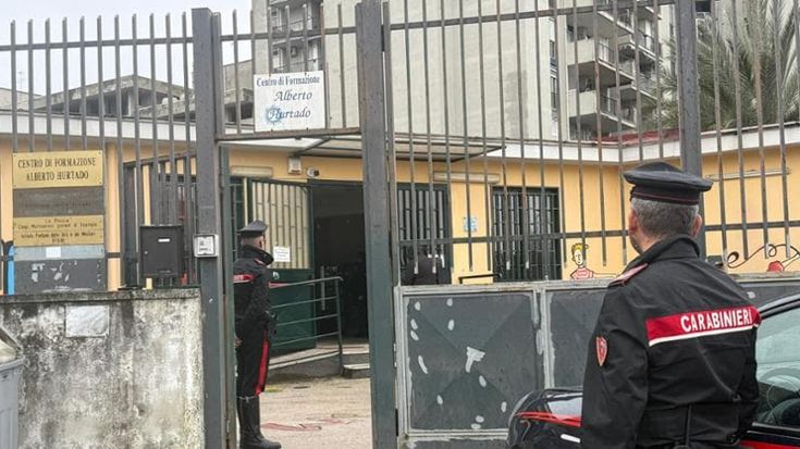 Paura a Scampia, ragazzino accoltellato nei bagni della scuola da un diciassettenne